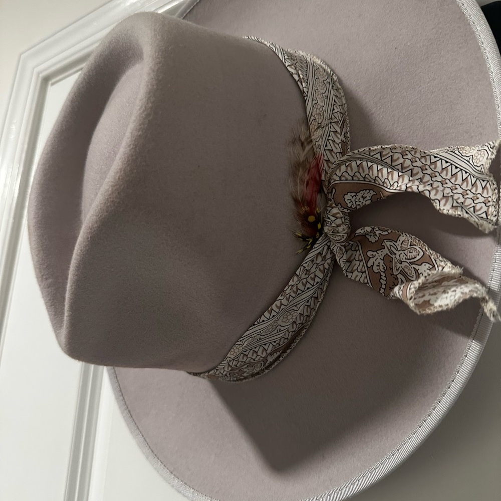Elegant Lilac Wide-Brim Hat with Patterned Band